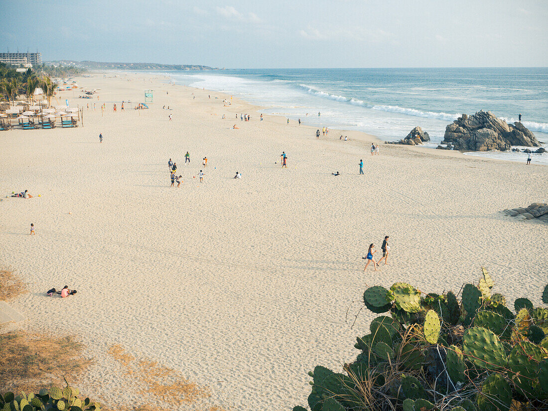 Playa Zicatela, der legendäre mexikanische Surferstrand, der sich über 3 km erstreckt, Oaxaca, Mexiko, Nordamerika
