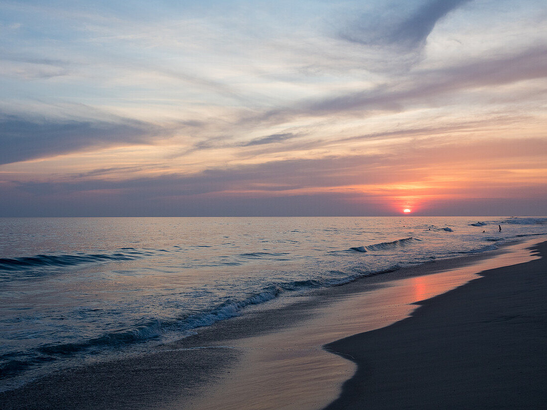 Sonnenuntergang am Playa Bacocho, Oaxaca, Mexiko, Nordamerika