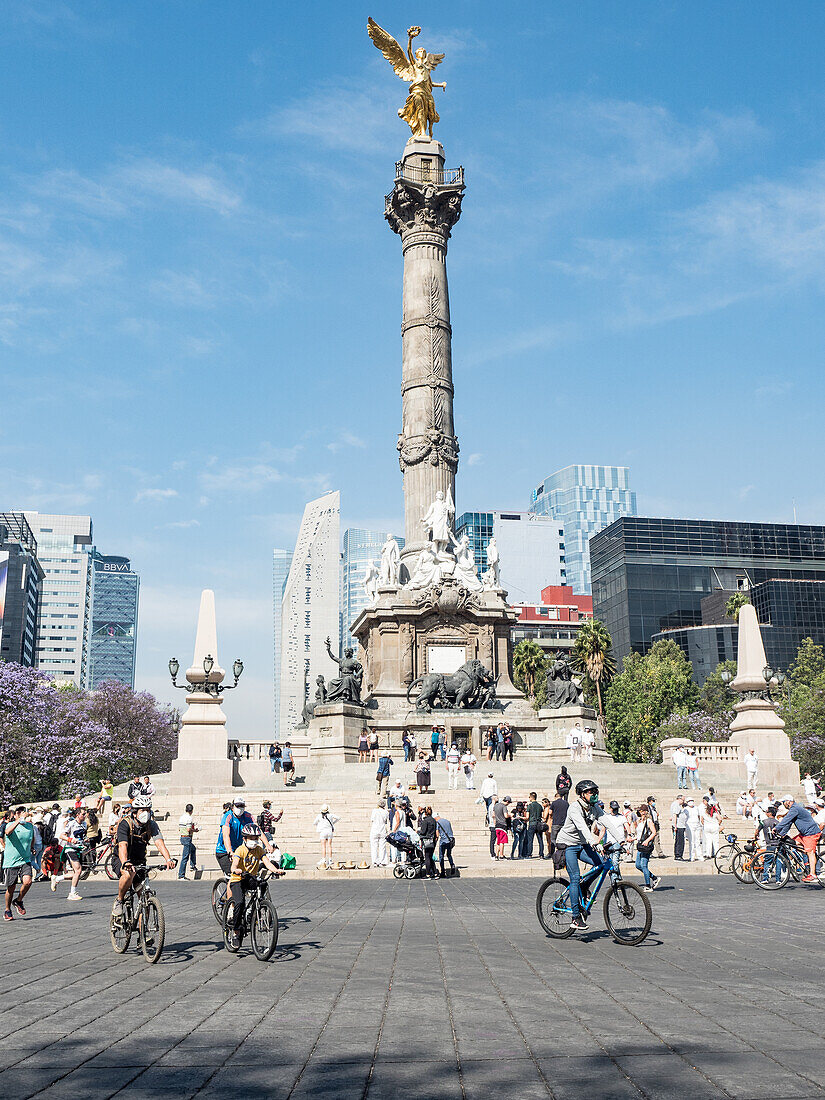 Sonntags wird ein großer Teil des normalerweise verkehrsberuhigten Paseo de Reforma für Radfahrer und Fußgänger gesperrt, Puerto Escondido, Oaxaca, Mexiko, Nordamerika