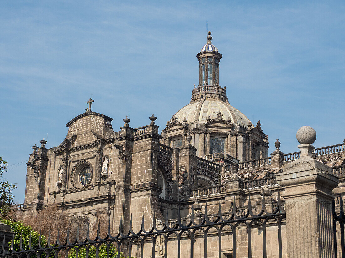Die von 1573 bis 1813 erbaute Kathedrale steht über dem religiösen Zentrum der von den Azteken (Mexica) eroberten Stadt, Mexiko-Stadt, Mexiko, Nordamerika