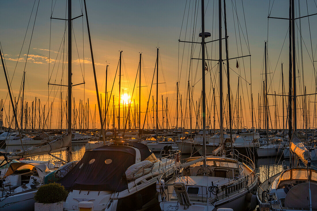 Yachthafen bei Sonnenuntergang, Punta Ala, Toskana, Italien, Europa