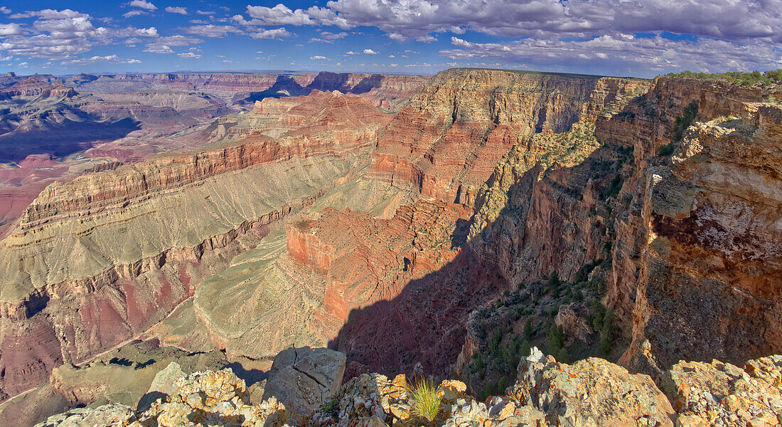 Blick auf Lipan Point rechts vom Pinal Point am Grand Canyon, mit dem Desert View Watchtower in der Ferne, Grand Canyon National Park, UNESCO Weltkulturerbe, Arizona, Vereinigte Staaten von Amerika, Nordamerika