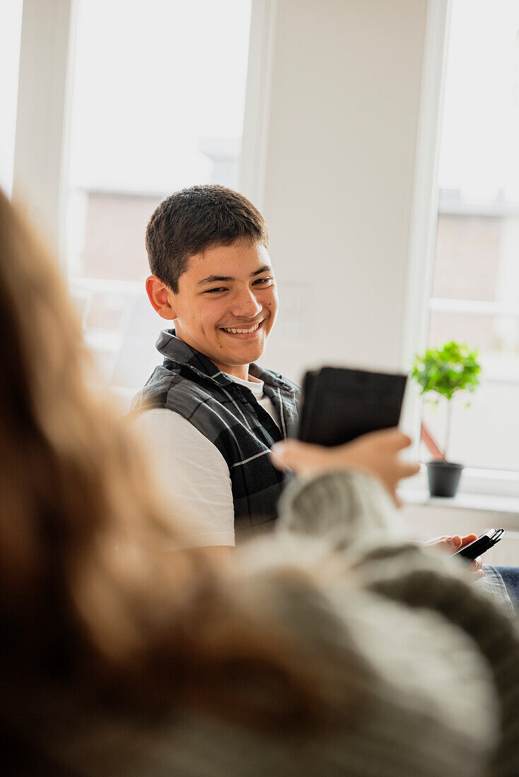 Mädchen zeigt Bruder Smartphone