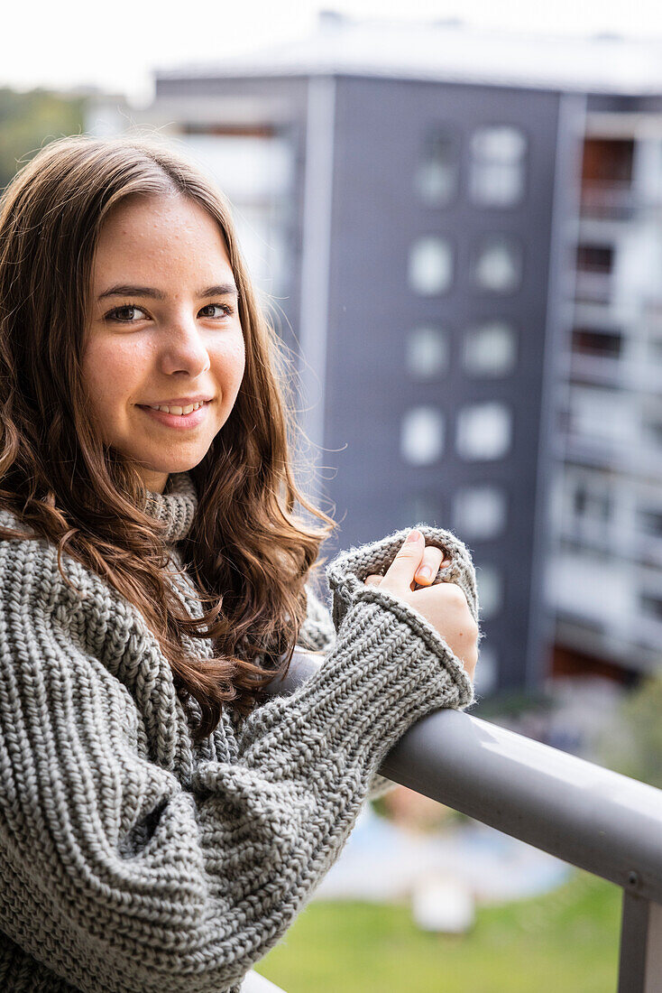 Porträt von Teenager-Mädchen auf dem Balkon