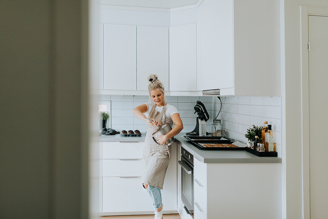 Frau beim Backen in der Küche