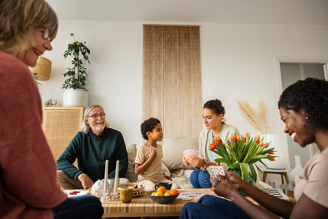 Familie spielt Karten zu Hause