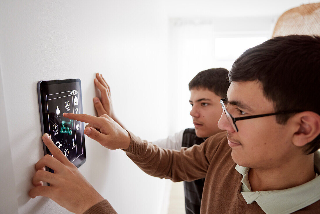 Brüder nutzen Smart-Home-App auf dem Tablet