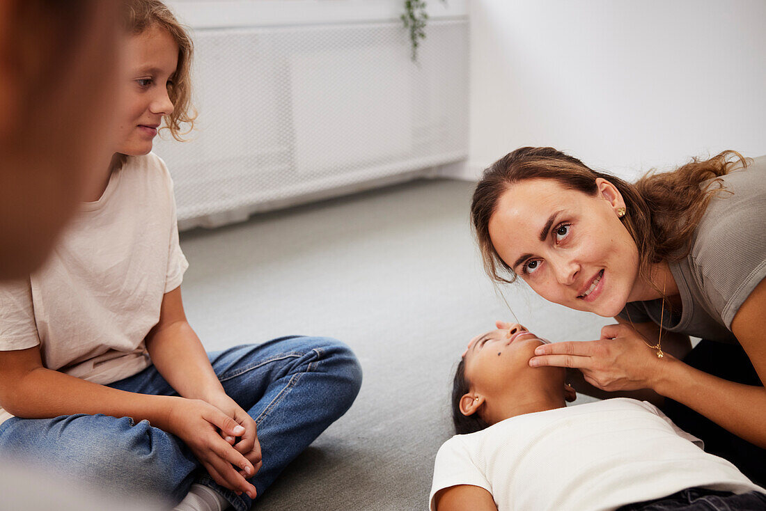 Lehrerin gibt Erste-Hilfe-Kurs