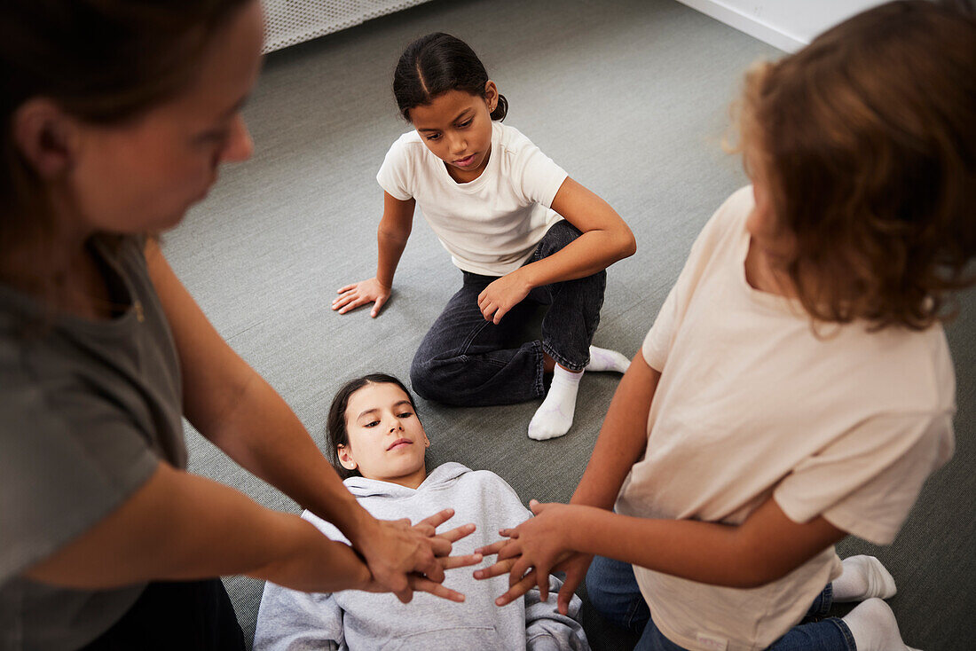 Lehrerin gibt Erste-Hilfe-Kurs