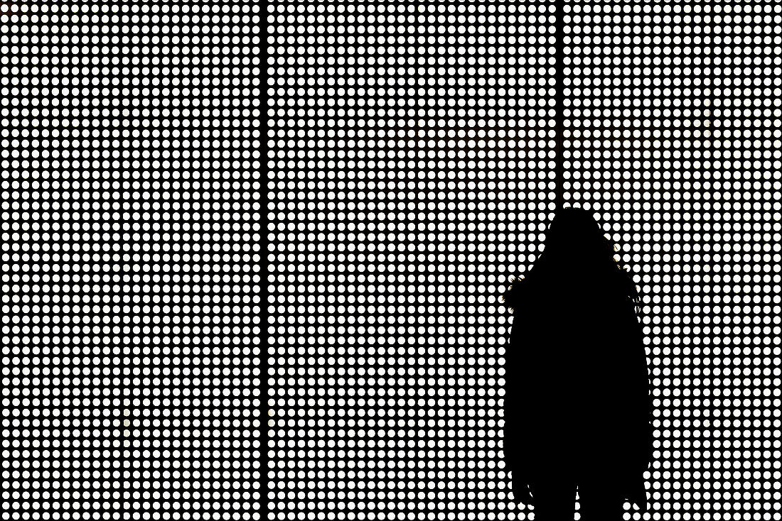 Silhouette einer Person vor fleckigem Hintergrund