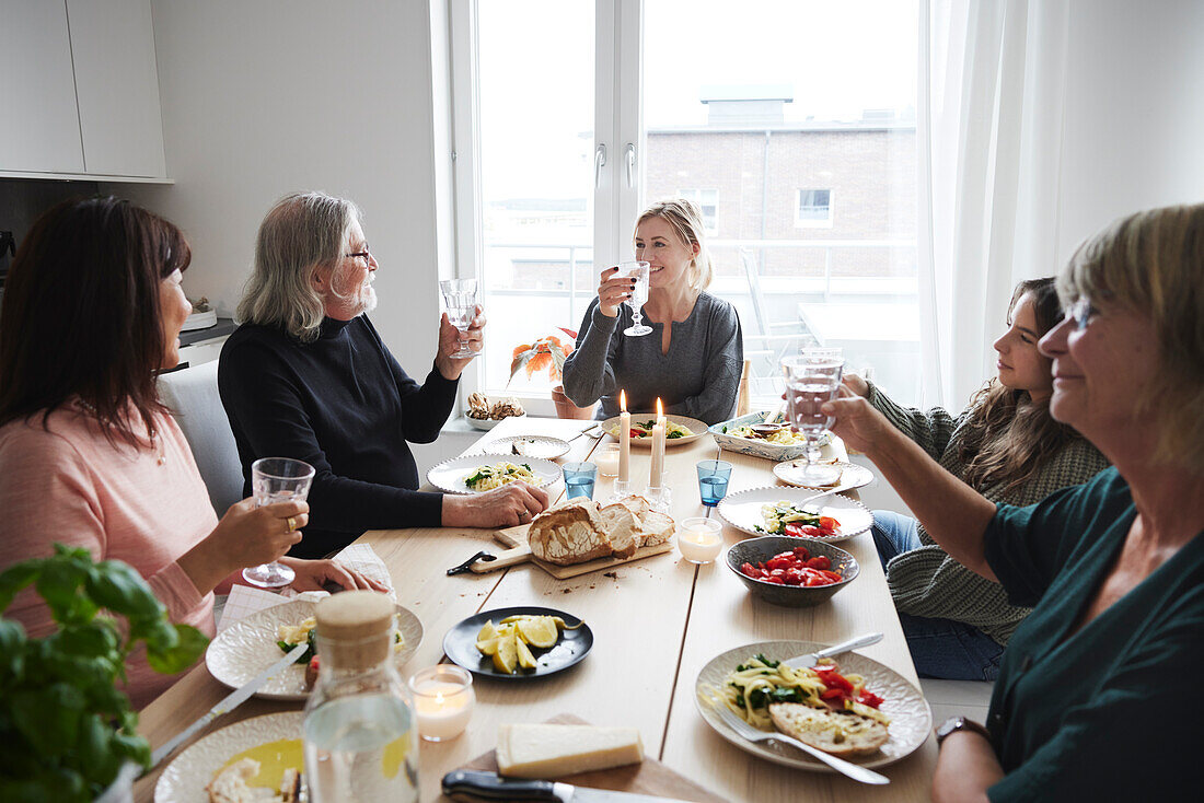 Familie mit Getränken beim Abendessen