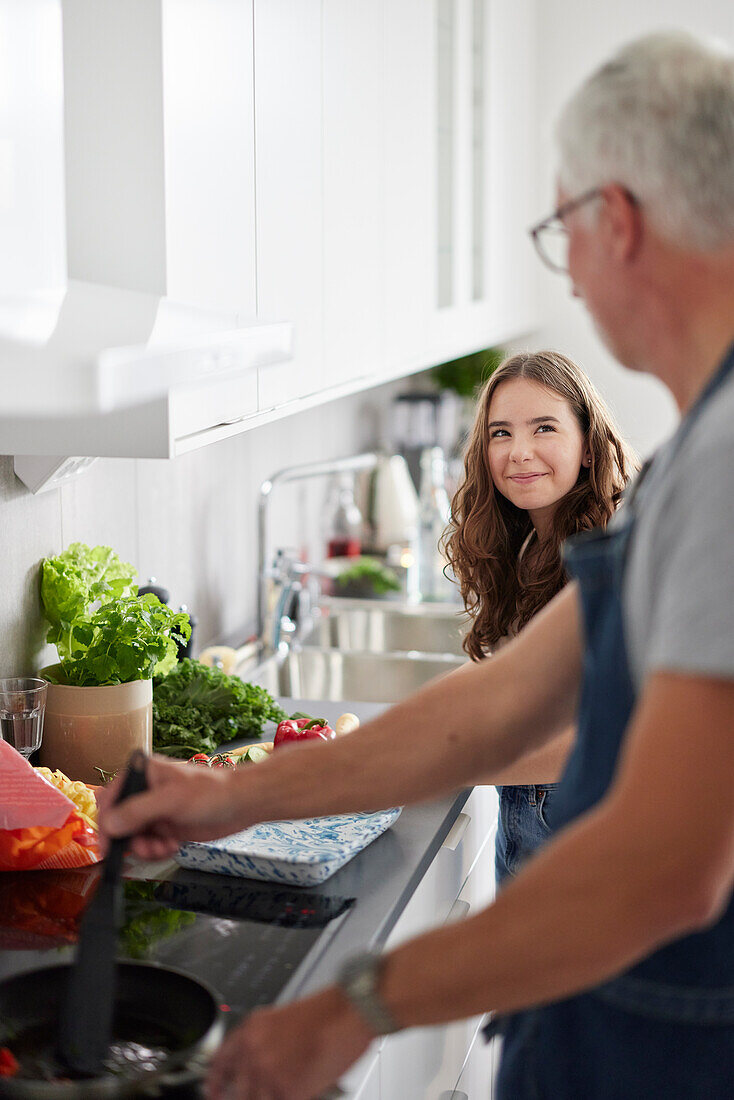 Vater und Tochter bereiten Essen in der Küche zu