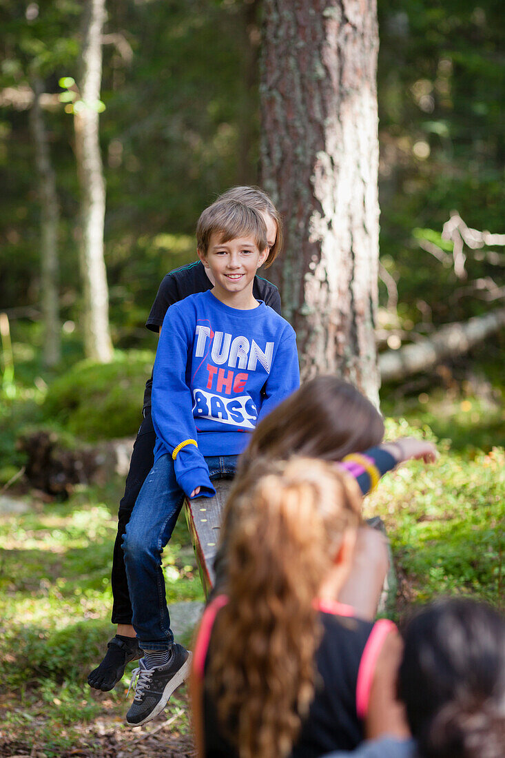 Kinder spielen auf der Wippe