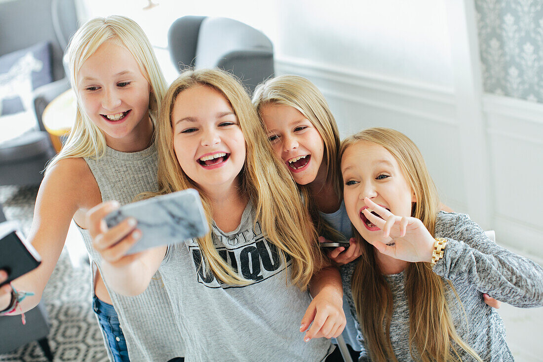 Glückliche Mädchen machen ein Selfie