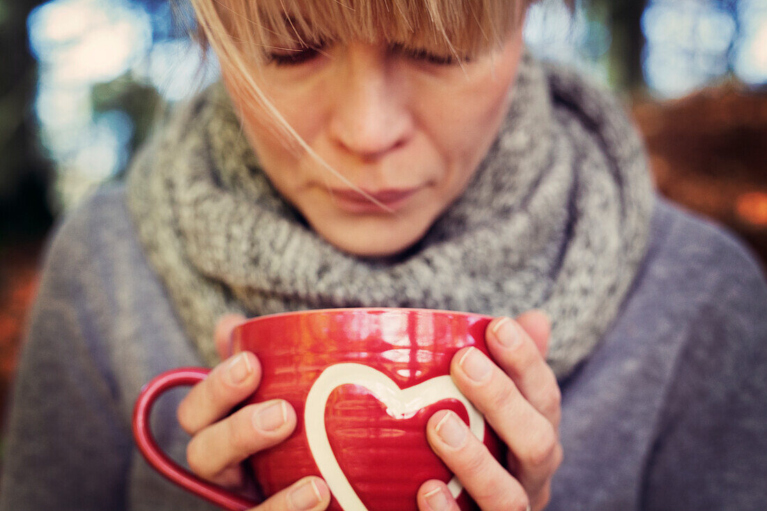 Frau hält Becher