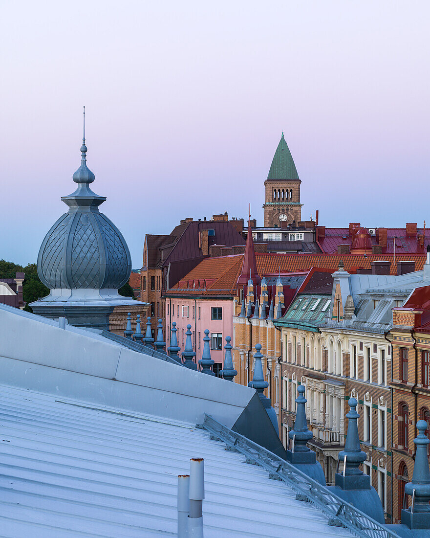 Stadtgebäude in der Abenddämmerung