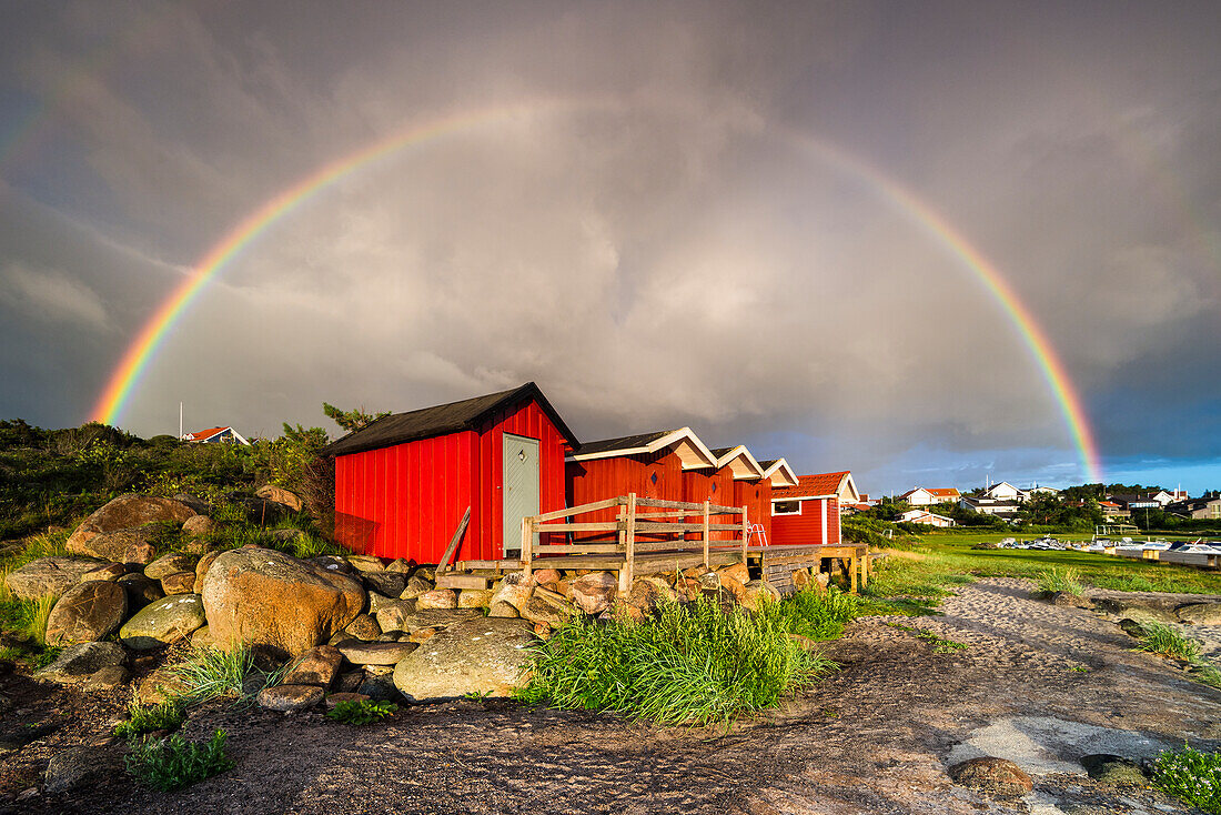 Regenbogen über Holzhäusern