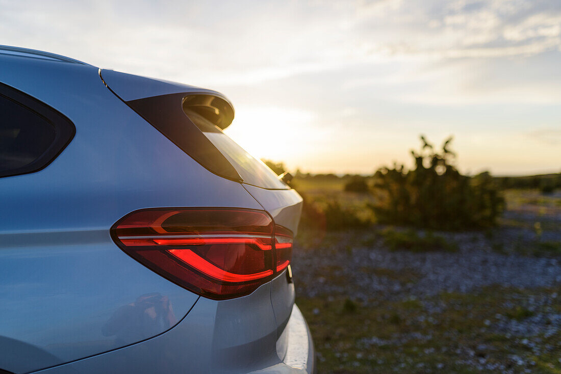 Auto bei Sonnenuntergang