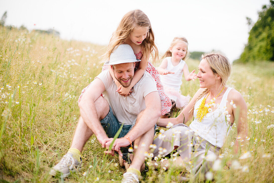 Familie auf der Wiese