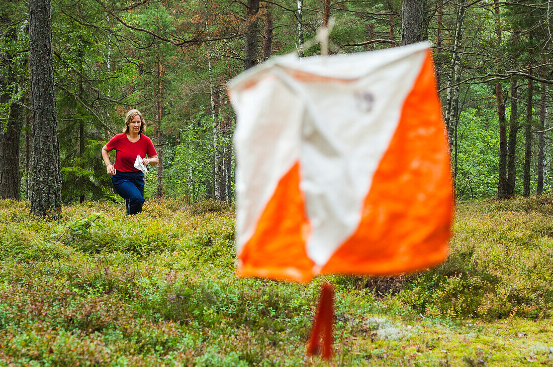 Frau rennt im Wald