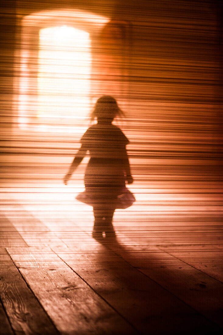 Silhouette eines Mädchens beim Gehen