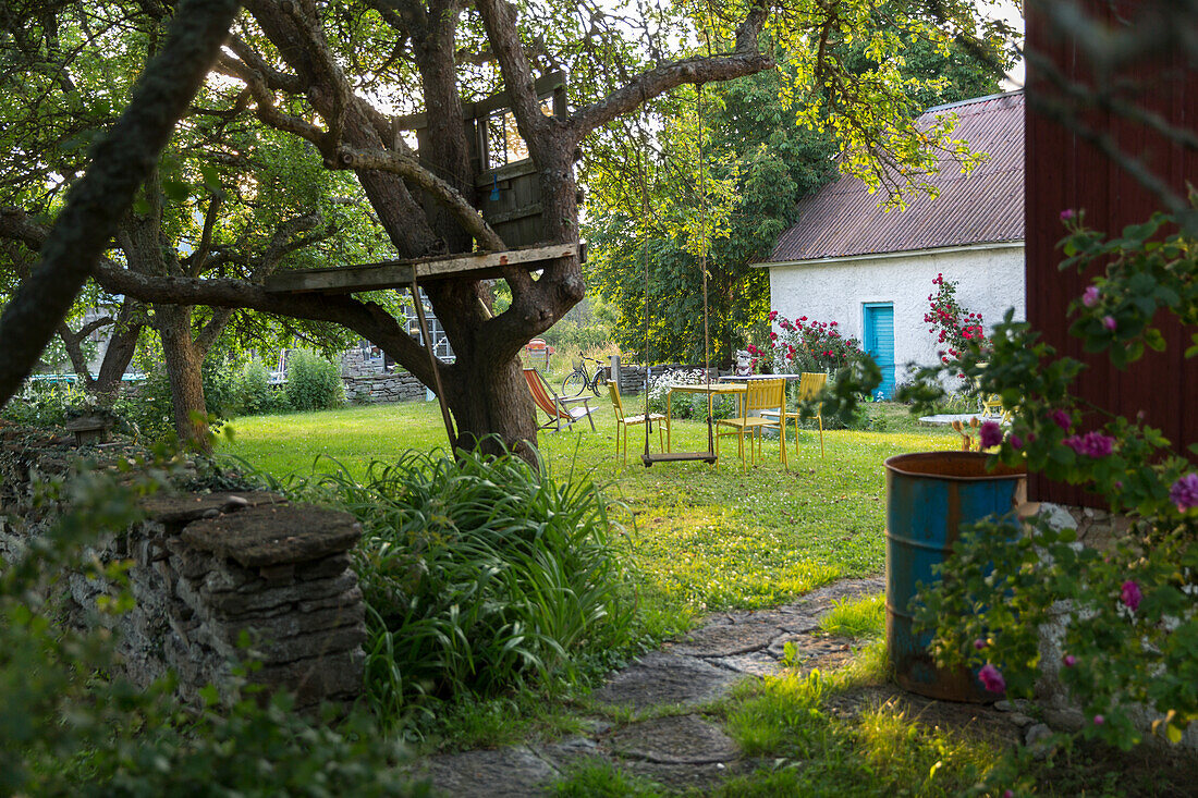 Blick auf den Garten im Sommer