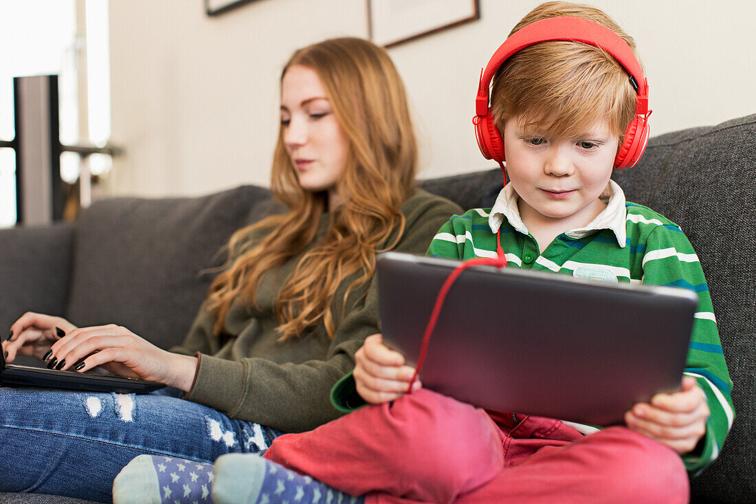 Junge, der ein digitales Tablet benutzt