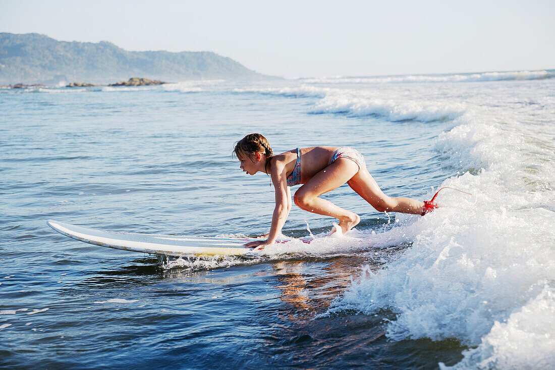 Mädchen auf dem Surfbrett