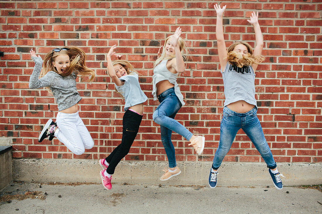 Glückliche Mädchen springen