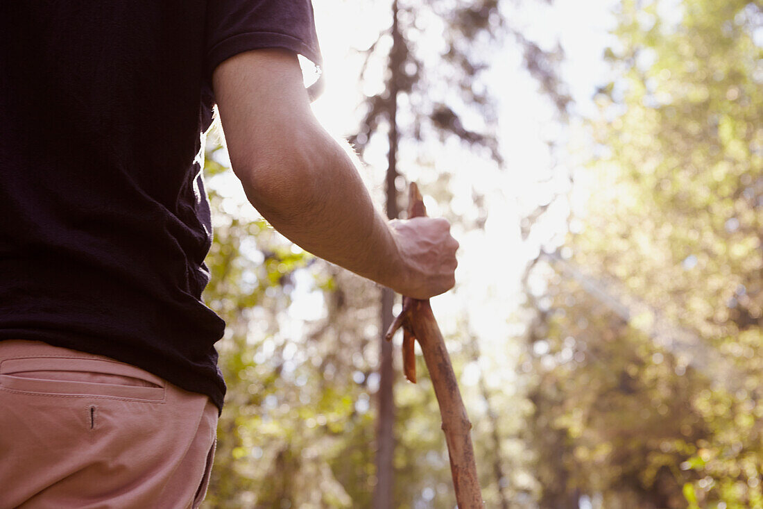 Mann mit Stock in der Hand