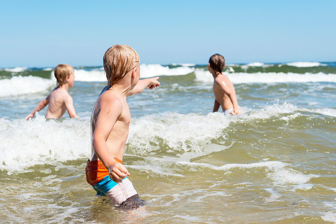 Jungen schwimmen im Meer