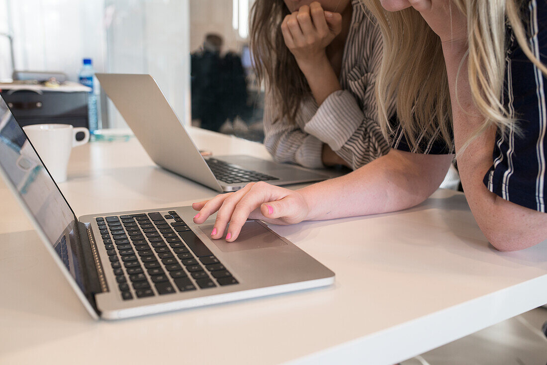 Frauen, die einen Laptop benutzen