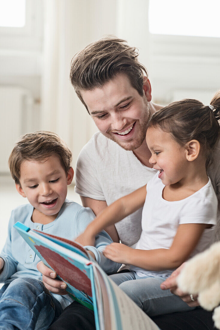 Männliche Vorschulkinder lesen in der Vorschule eine Geschichte vor