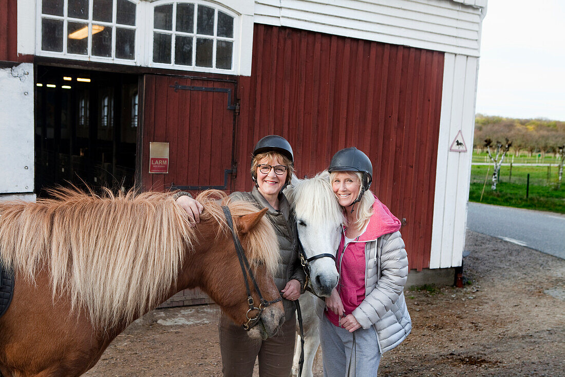 Mutter und Tochter mit Ponys