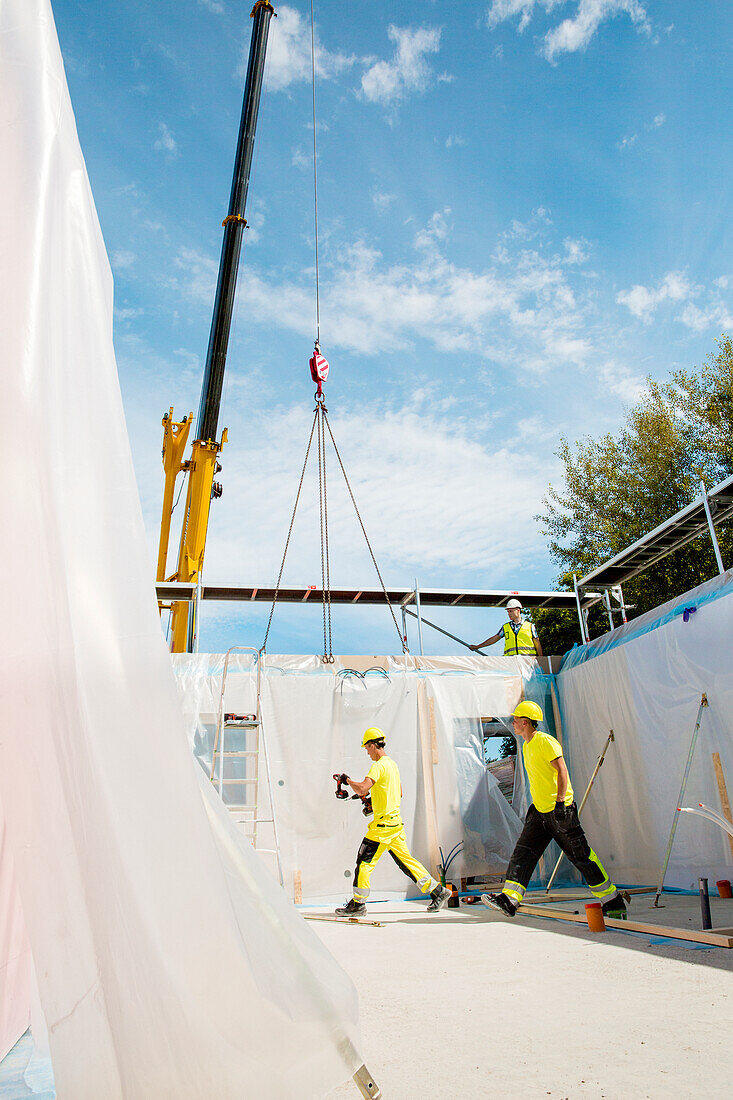 Männer arbeiten auf einer Baustelle