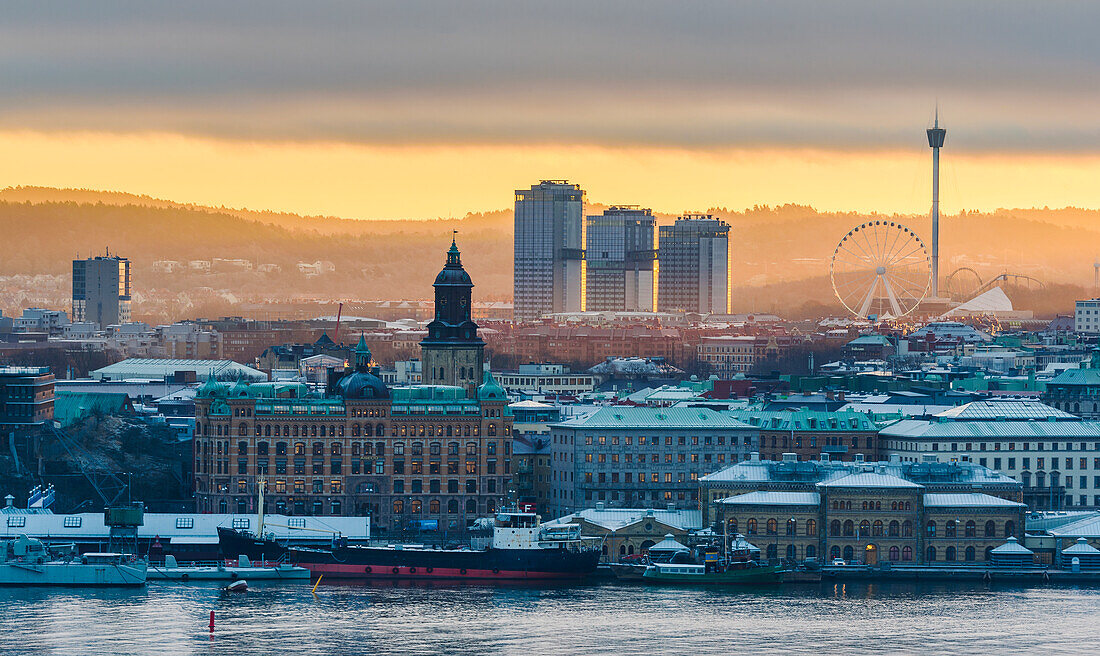 Stadtbild bei Sonnenuntergang