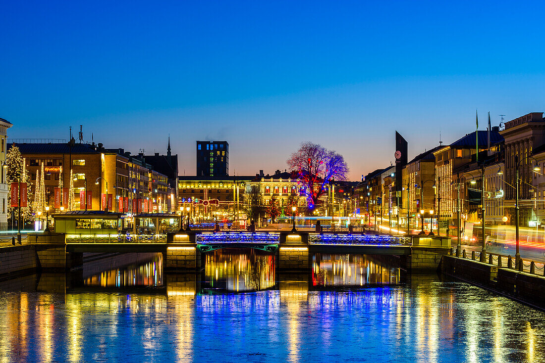 Beleuchtete Stadtgebäude am Wasser