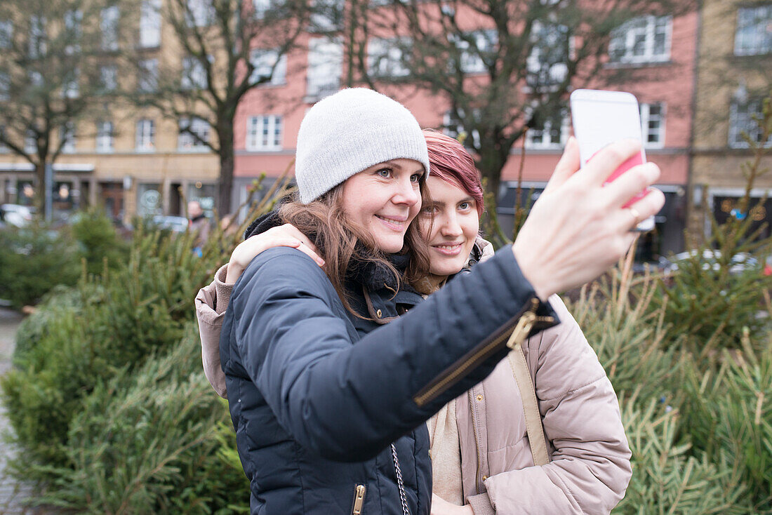 Frauen machen ein Selfie