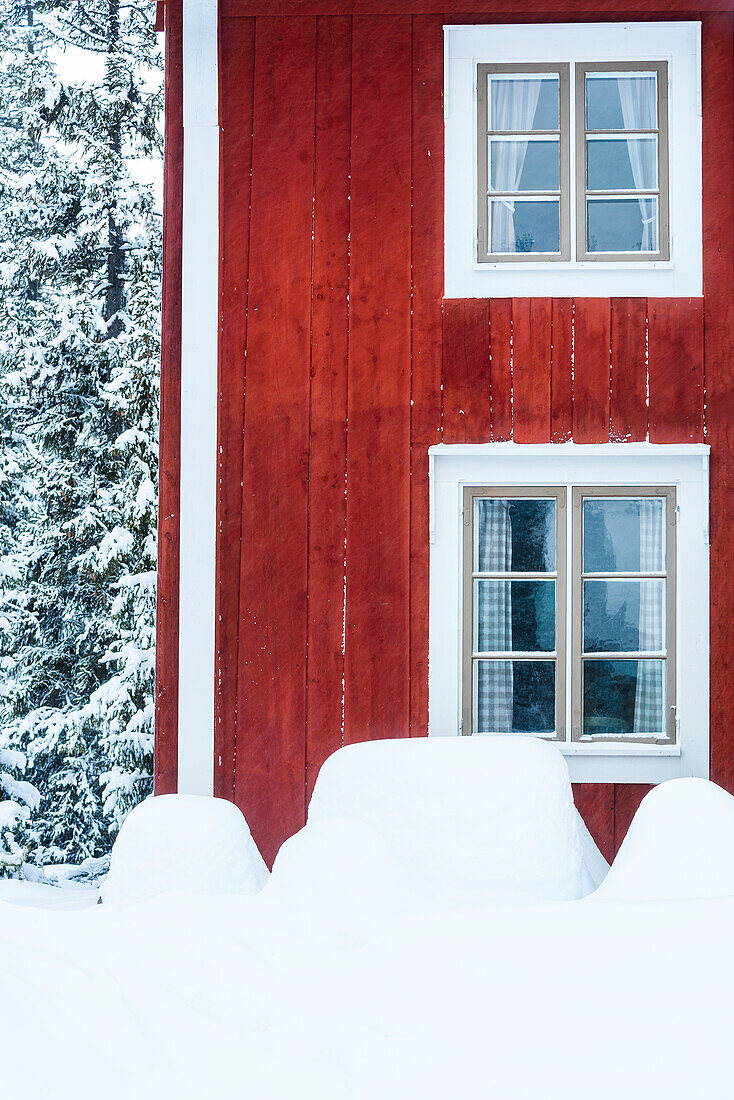 Holzhaus im Winter