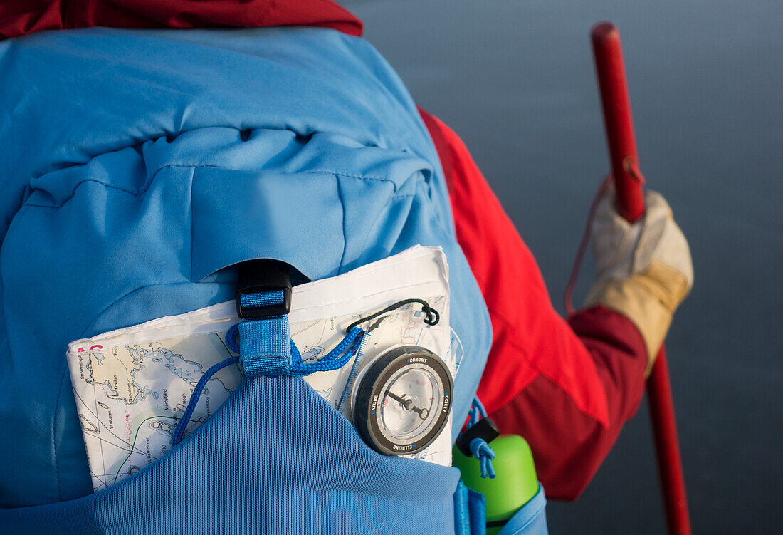 Karte und Kompass im Rucksack