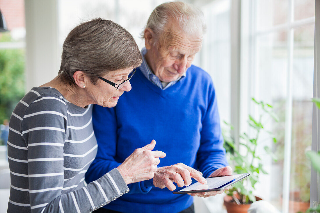 Älteres Paar benutzt digitales Tablet