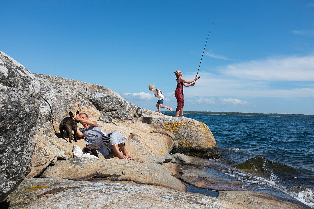 Familie verbringt Zeit am Meer