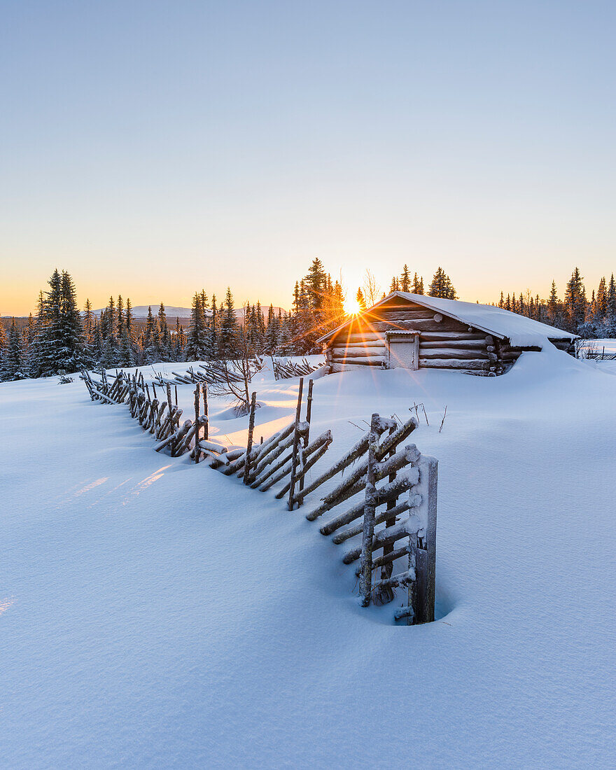 Hölzerne Scheune in Winterlandschaft