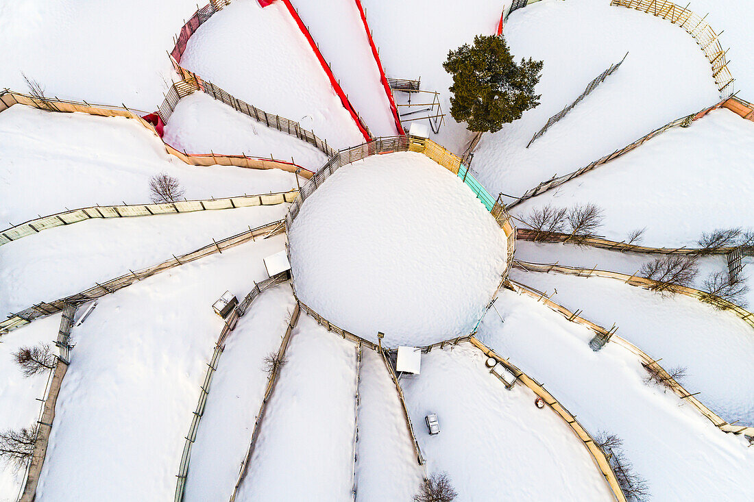 Luftaufnahme einer ländlichen Landschaft im Winter