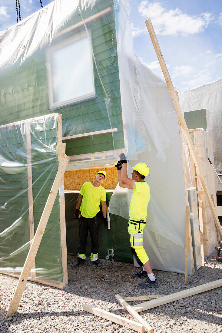 Arbeiter bauen Haus