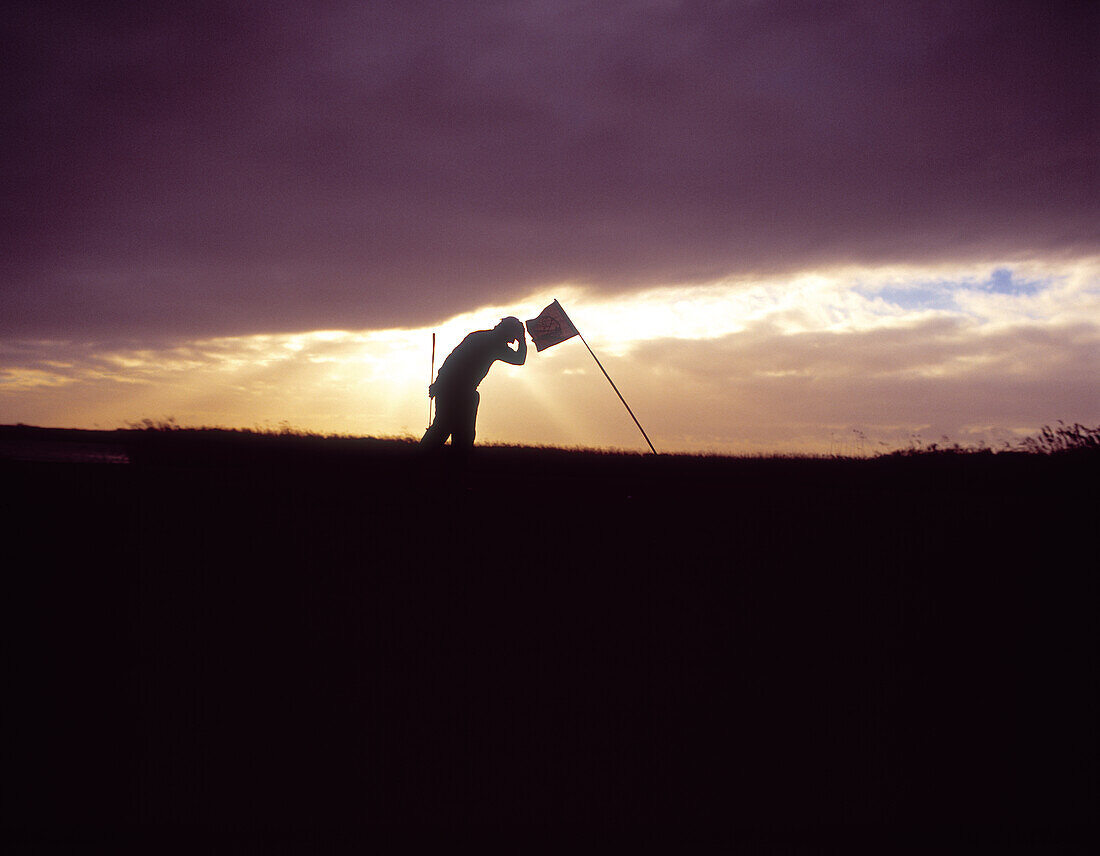 Golfer bei Sonnenuntergang