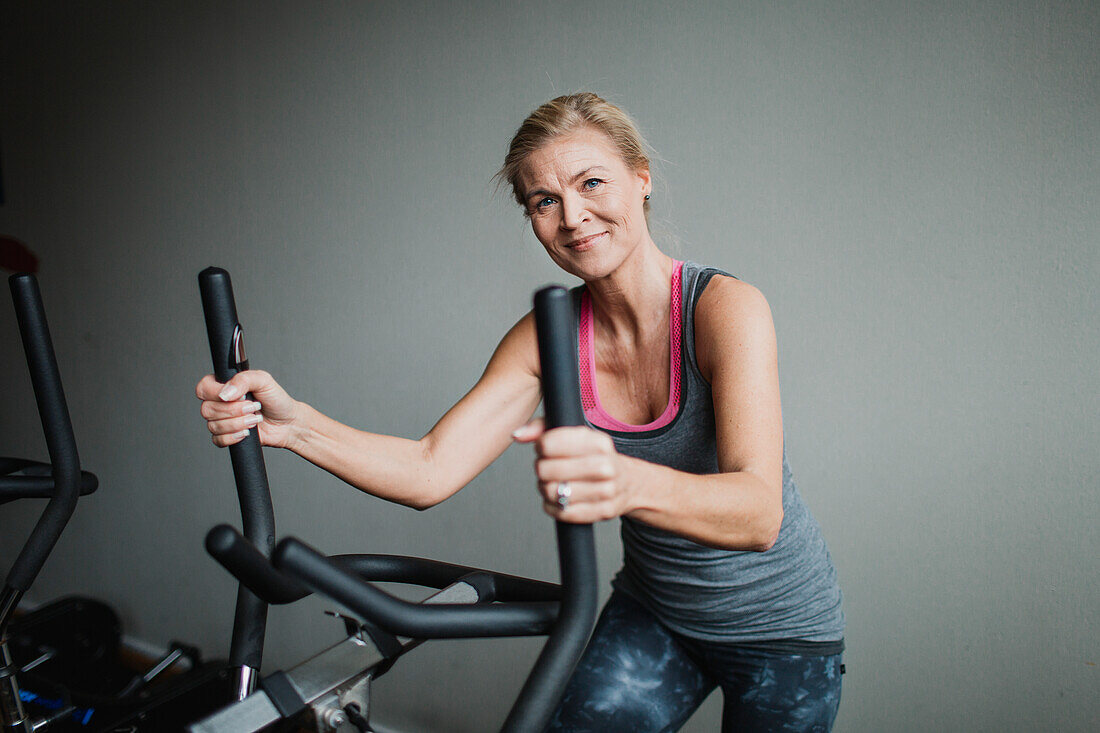 Frau trainiert im Fitnessstudio