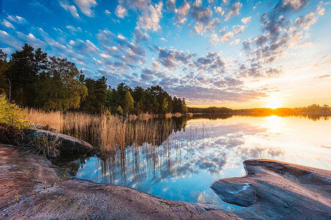 Sonnenuntergang über einem See