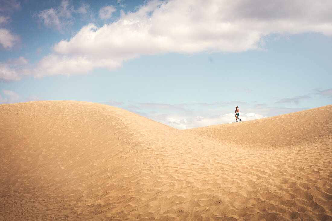 Tourist geht auf Sanddüne