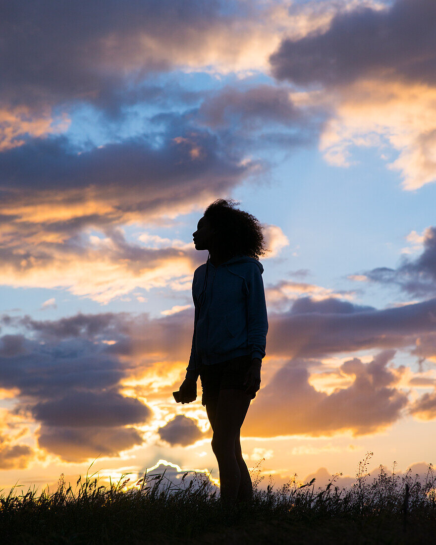 Silhouette einer Frau bei Sonnenuntergang